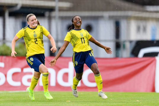 Sveriges Monica Jusu Bah (h) jublar