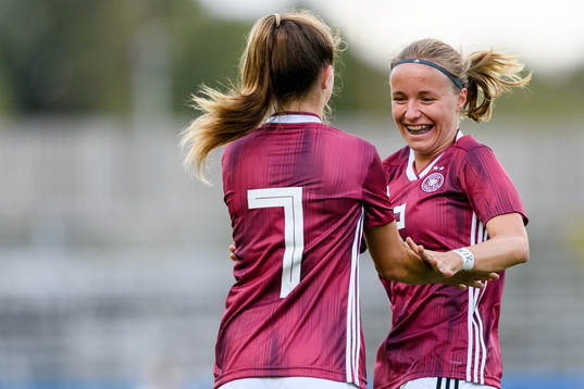 Tysklands Beke Sterner (h) jublar med Tysklands Sarah