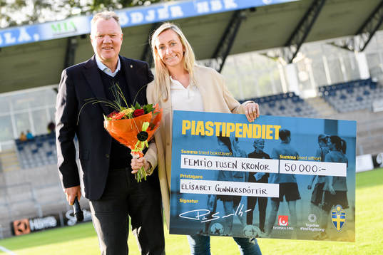 Elisabet Gunnarsdottir tar emot Pia-stipendiet av Svenska