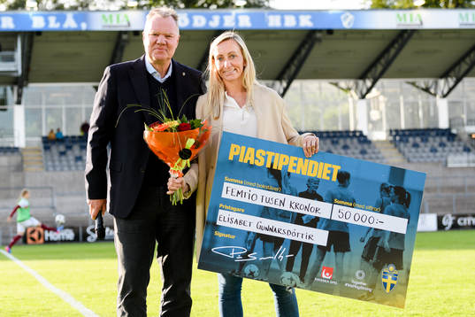 Elisabet Gunnarsdottir tar emot Pia-stipendiet av Svenska