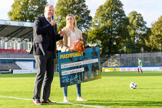 Elisabet Gunnarsdottir tar emot Pia-stipendiet av Svenska