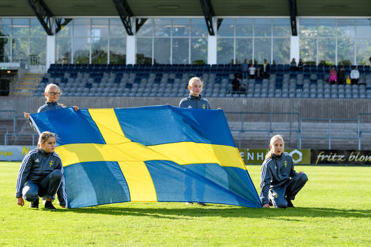 Sveriges flagga före F16-landskampen i fotboll mellan