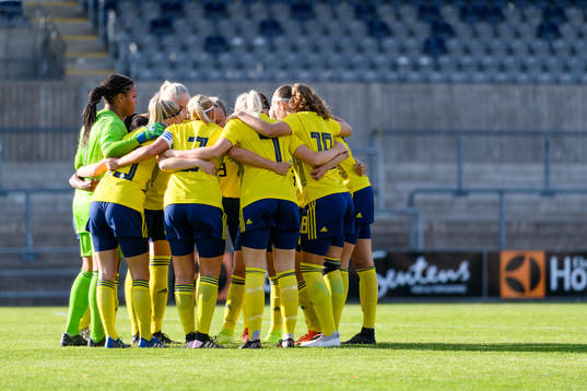 Sveriges spelare före F16-landskampen i fotboll mellan