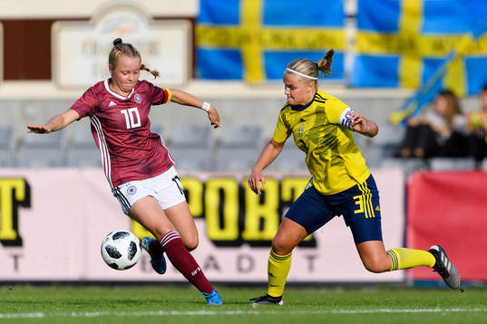Tysklands Mia Büchele och Sveriges Johanna Svedberg