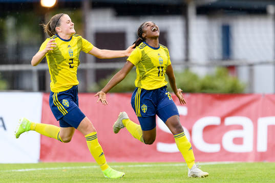 Sveriges Hanna Wijk (v) och Monica Jusu Bah (h) jublar