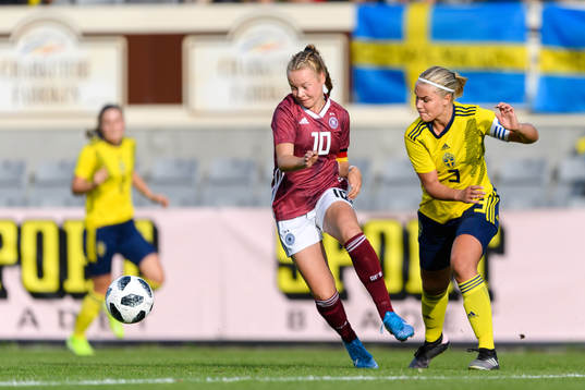 Tysklands Mia Büchele och Sveriges Johanna Svedberg