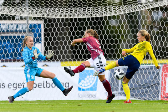 Sveriges Matilda Vinberg oroar Tysklands målvakt Julia