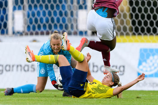 Sveriges Johanna Renmark och Tysklands målvakt Julia