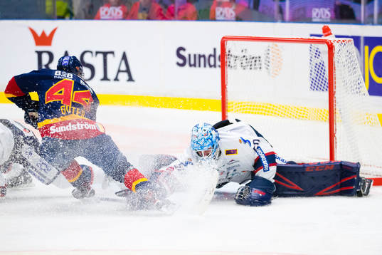 Linköpings målvakt Jonas Gustavsson med en räddning på