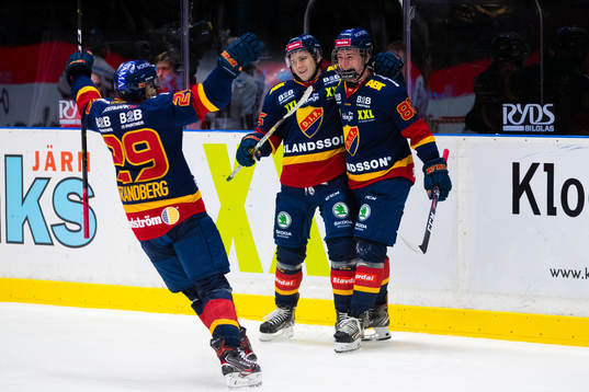 Djurgårdens Michael Haga jublar med Alexander Holtz och