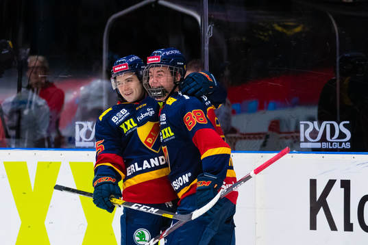 Djurgårdens Michael Haga jublar med Alexander Holtz