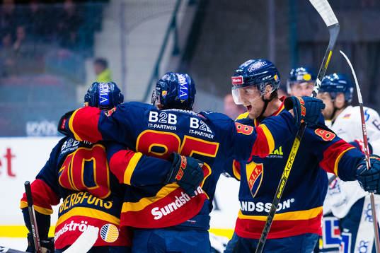 Djurgårdens Niclas Bergfors jublar med Michael Haga och