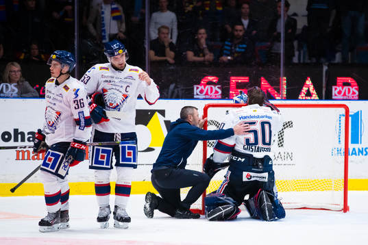 Linköpings målvakt Jonas Gustavsson har ont