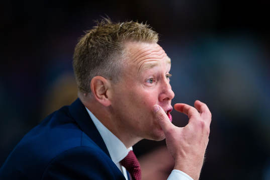 Linköpings 1assisterande tränare Johan Åkerman reagerar