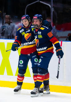 Djurgårdens Michael Haga jublar med Alexander Holtz