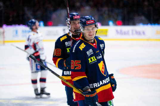 Djurgårdens Michael Haga jublar med Alexander Holtz