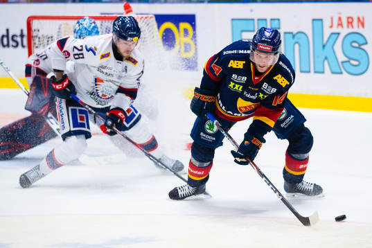 Djurgårdens Tom Wandell i kamp om bollen med ?Jaakko