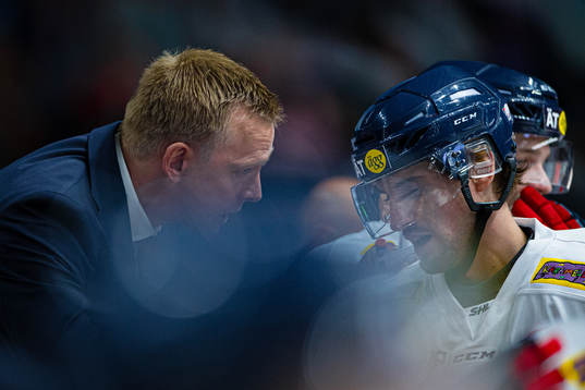Linköpings tränare Bert Robertsson i samtal med spelare