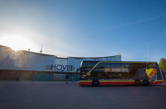 Exteriör av Hovet med Djurgårdens buss