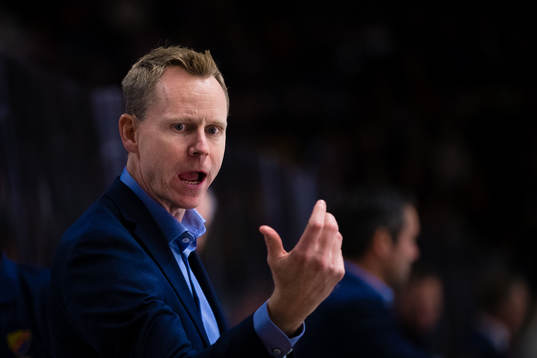 Djurgårdens tränare Robert Ohlsson gestikulerar