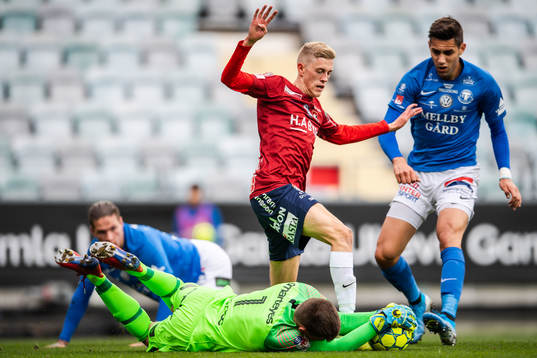 Trelleborgs målvakt Andreas Beck Larsen räddar framför