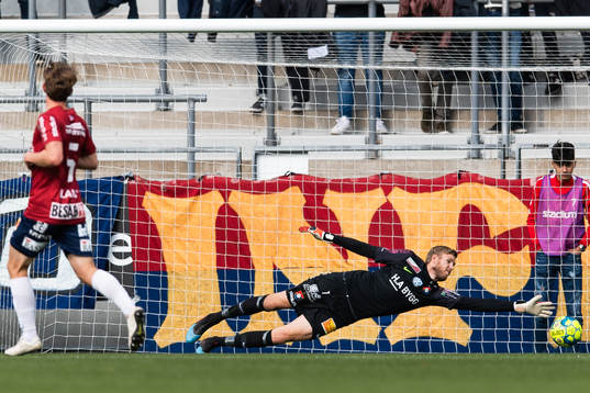 Örgrytes målvakt Fredrik Andersson släpper in 0-1 från