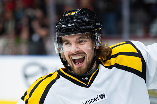 Brynäs Adam Brodecki jublar