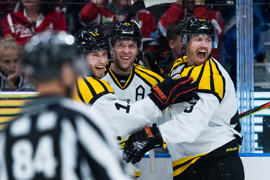 Brynäs Josef Ingman, Greg Scott och Anton Rödin jublar