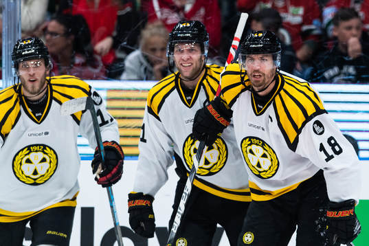 Brynäs Josef Ingman, Greg Scott och Anton Rödin jublar