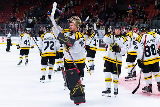 Brynäs målvakt Joacim Eriksson tackar publiken