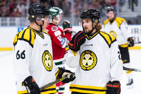 Brynäs Alexander Lindelöf och Adam Brodecki i samtal