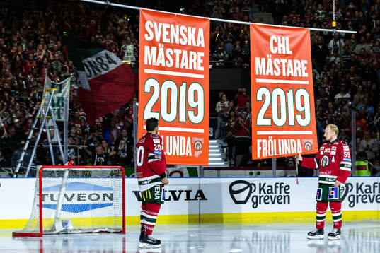 Frölundas Joel Lundqvist och Simon Hjalmarsson hissar
