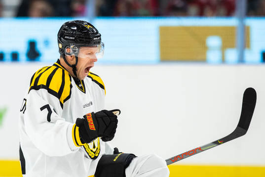 Brynäs Nicklas Danielsson jublar