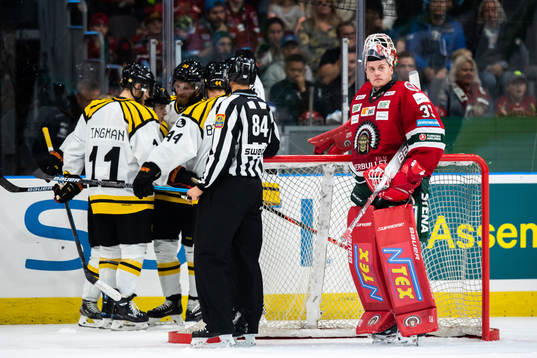 Frölundas målvakt Johan Mattsson deppar