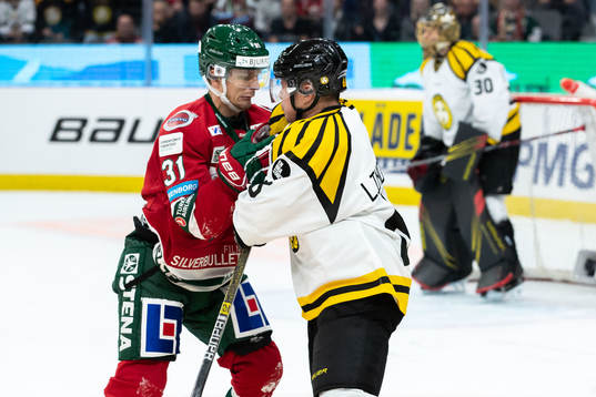 Frölundas Nicklas Lasu i gruff med Brynäs Alexander