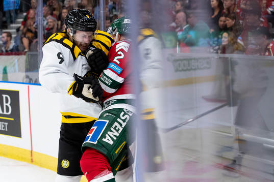 Brynäs Niclas Andersén tacklar Frölundas Max Friberg