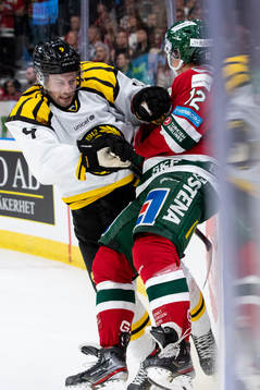 Brynäs Niclas Andersén tacklar Frölundas Max Friberg