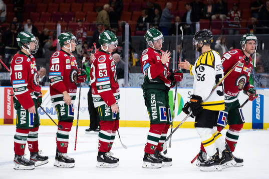 Frölundas Jacob Moverare tackar Brynäs Jonathan Sigalet