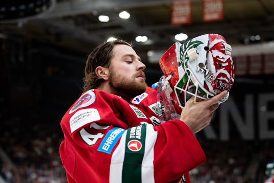 Frölundas målvakt Niklas Rubin byts in