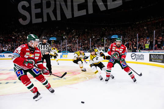 Frölundas Simon Hjalmarsson och Joel Lundqvist mot Brynäs