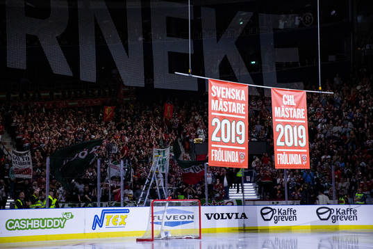 Frölunda firar mästarflaggorna för SHL och CHL för