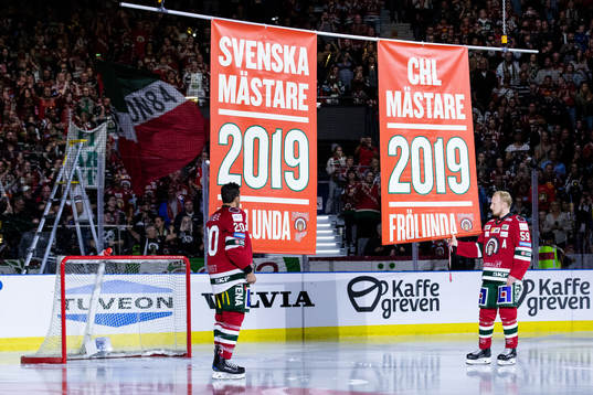 Frölundas Joel Lundqvist och Simon Hjalmarsson  hissar