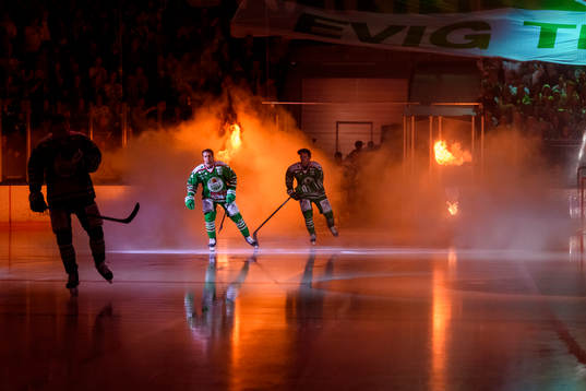 Rögles Daniel Zaar innan ishockeymatchen i SHL mellan