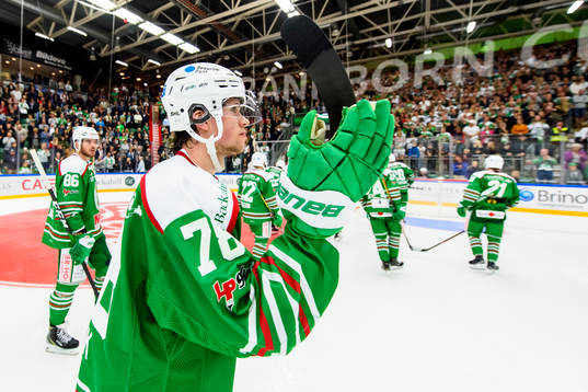 Rögles  Dominik Bokk tackar publiken ishockeymatchen i SHL