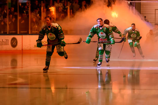 Rögles Nils Höglander innan ishockeymatchen i SHL mellan