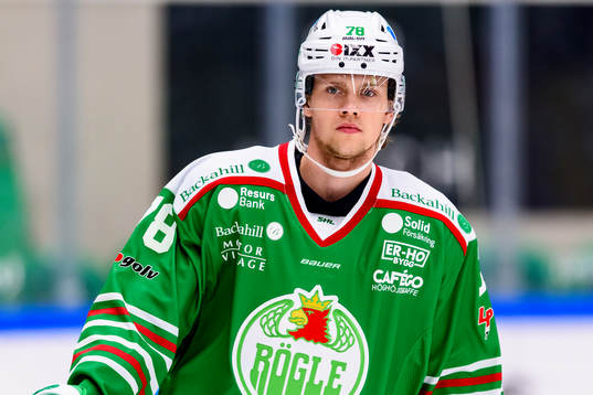Rögles Dominik Bokk innan ishockeymatchen i SHL mellan