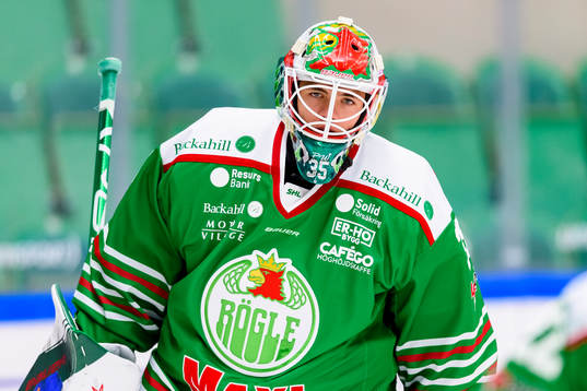 Rögles målvakt Roman Will innan ishockeymatchen i SHL