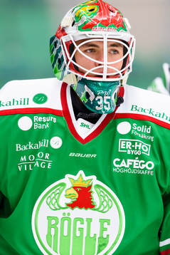Rögles  målvakt Roman Will innan ishockeymatchen i SHL