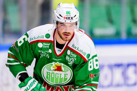 Rögles  Eric Gelinas innan ishockeymatchen i SHL mellan