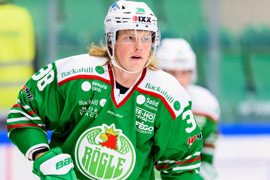 Rögles Erik Andersson innan ishockeymatchen i SHL mellan